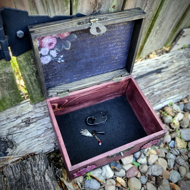 Versteckte Schlüsselbox mit Tarotkarte aus Holz mit Totenkopfhänden und Herz